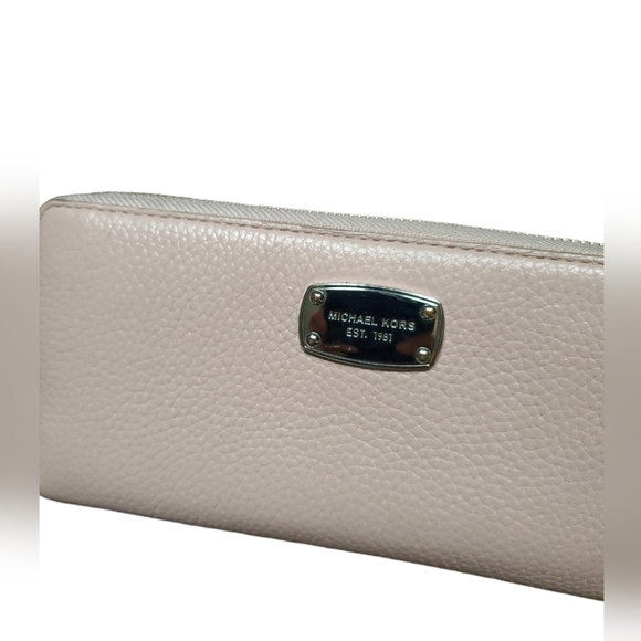 Michael Kors Pink Wristlet vallet. - Picture 11 of 11